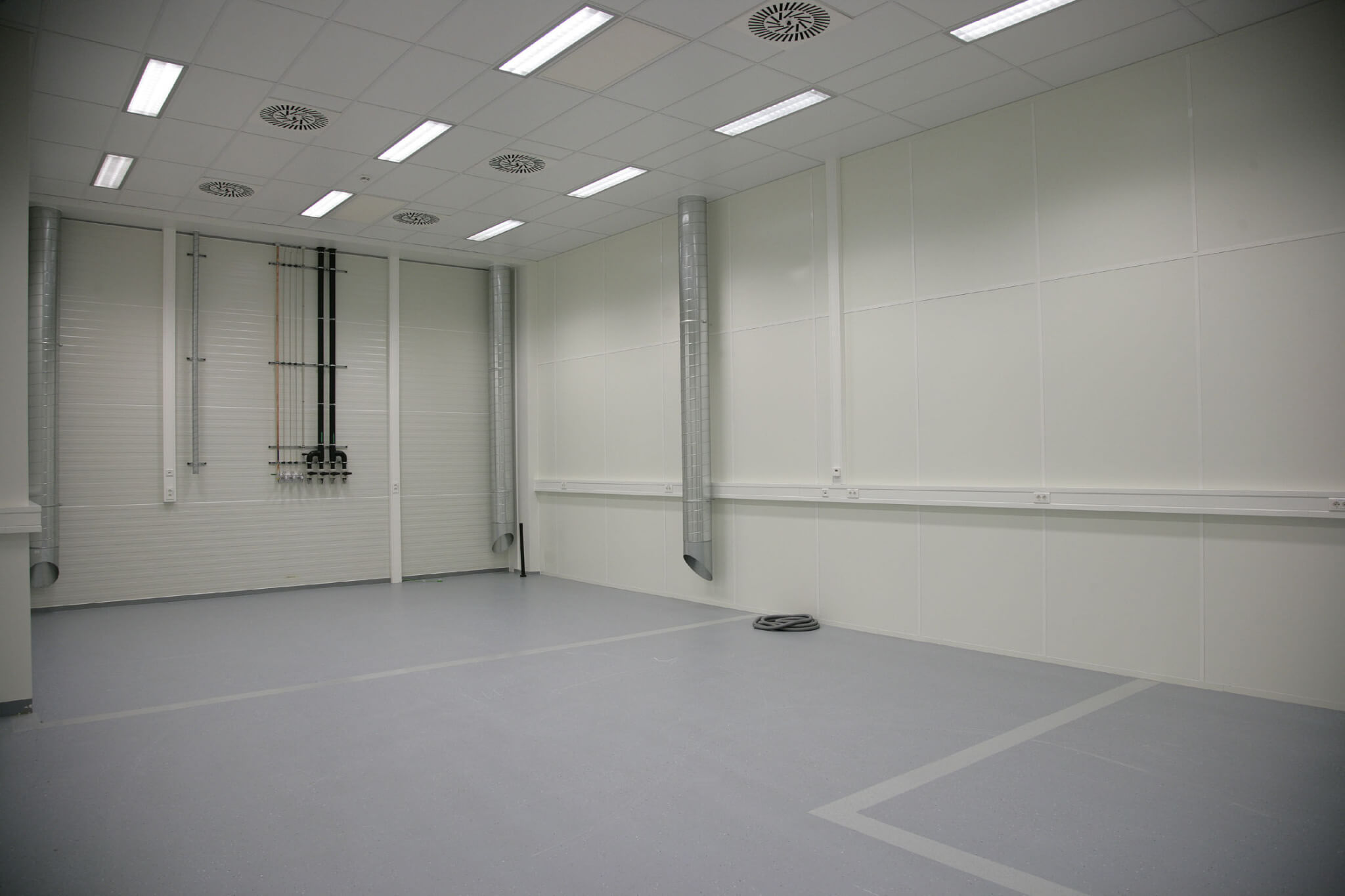 Cleanrooms and laboratory<em>Maintenance-free luminaires with a very long lifespan are of great importance for the continuity of a controlled cleanroom environment</em>