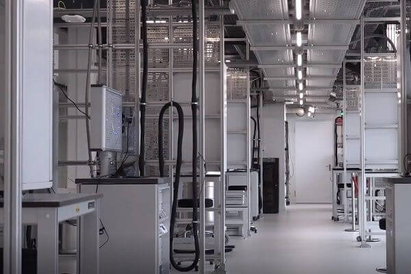 Laboratory<em>Maintenance-free luminaires with a very long lifespan are of great importance for the continuity of a controlled cleanroom environment</em>